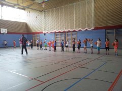 Die Klassen 3a und 4a bereiten sich auf das Basketballturnier in Wolnzach vor