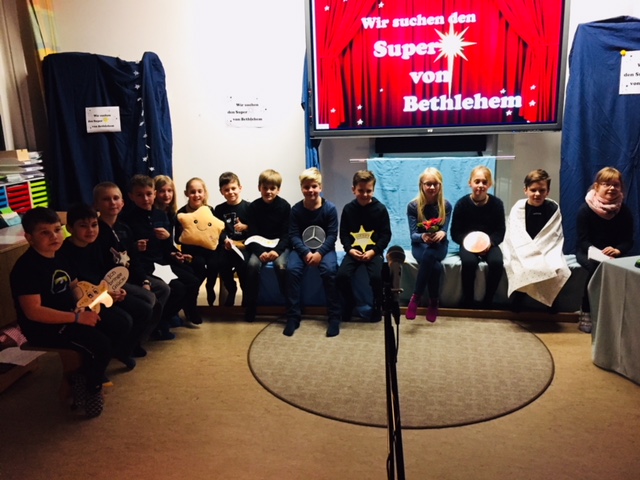 Theaterstück der Klasse 4b: „Wir suchen den Superstern von Bethlehem“